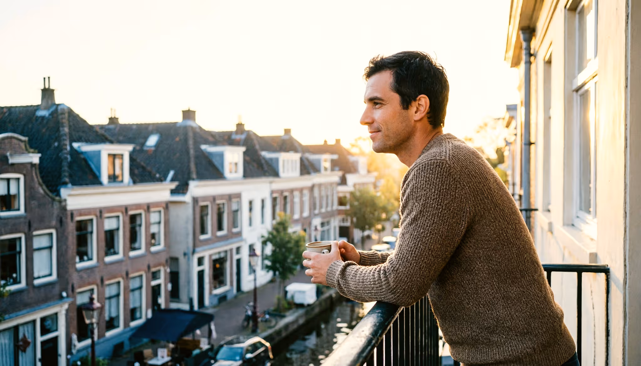 Een man van in de veertig gooit een dartpijl op een bord in een warme speelhoek thuis