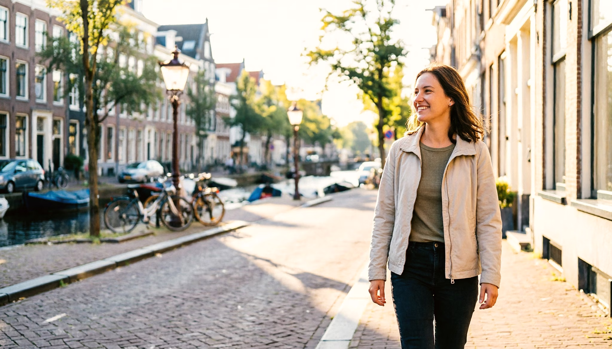 Iemand loopt ontspannen naar huis na een werkdag in de stad