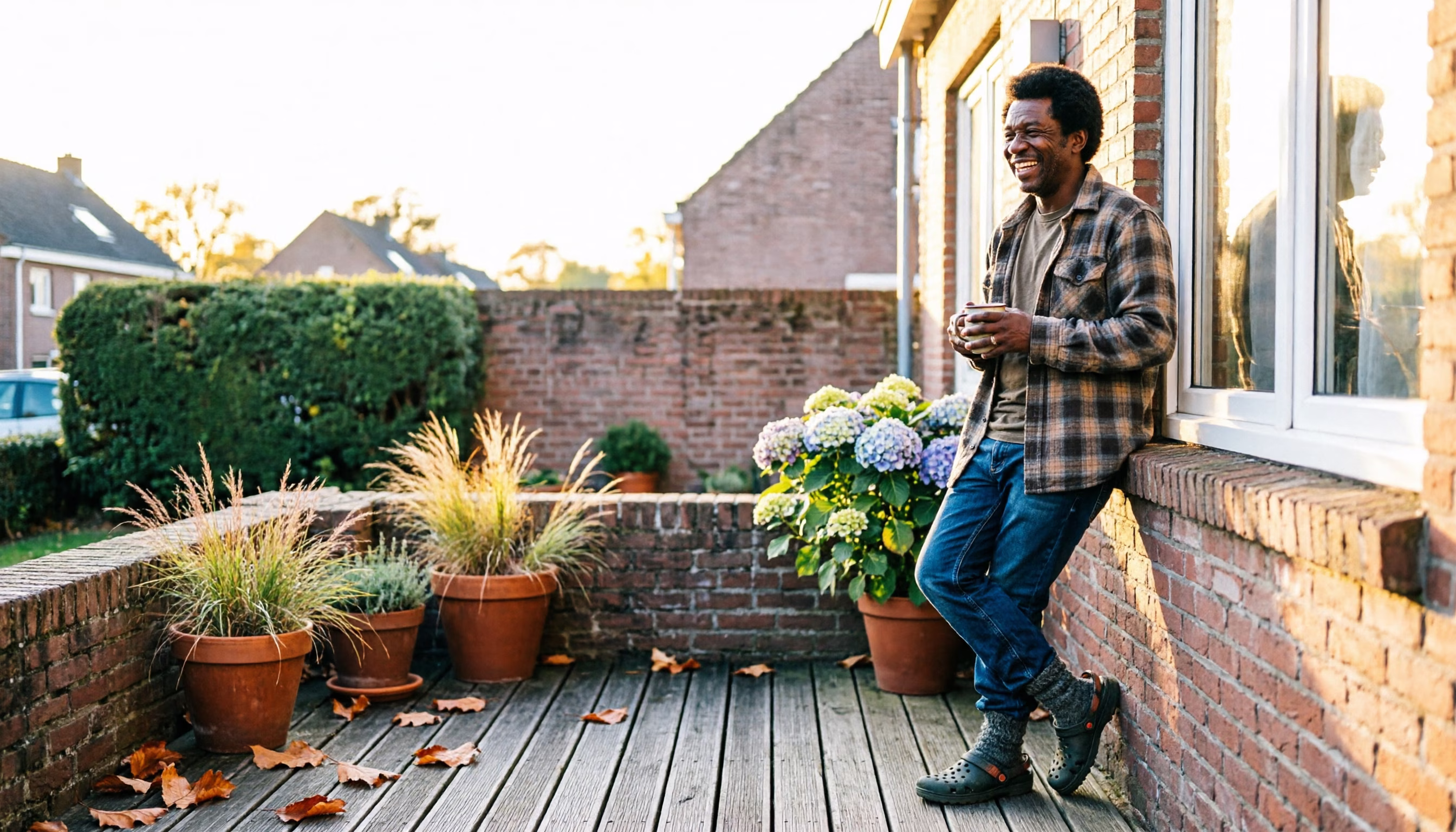Een huiseigenaar geniet van een gewone avond thuis in Nederland