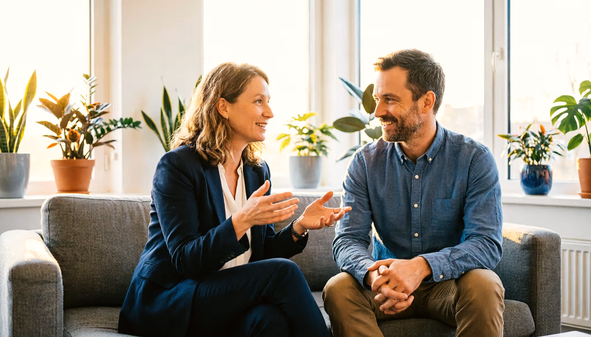 Twee mensen in een ontspannen gesprek over financiële planning op lange termijn