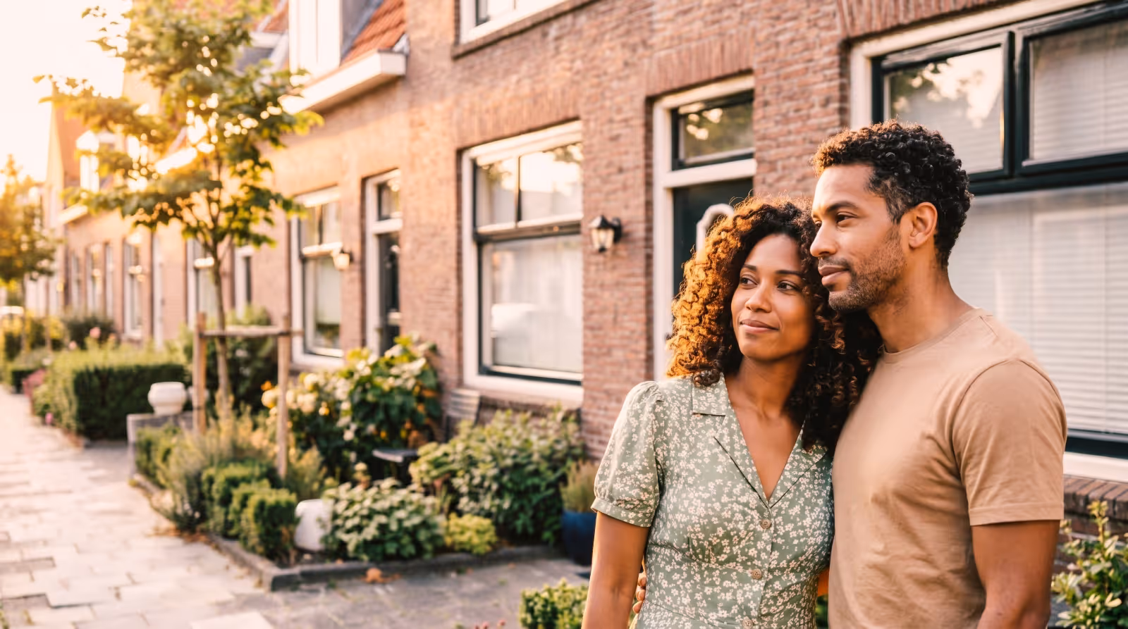 Een huiseigenaar laat een lichte, gemeubileerde kamer zien aan een bezoeker